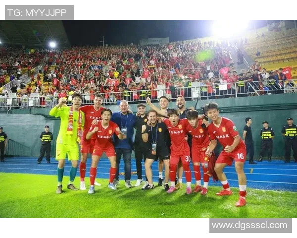 新时代足球巨星崛起：盘点现役球员引领全球足球潮流的崭新篇章