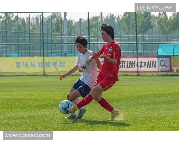 足球巨星携手排练精彩瞬间展现团队默契与运动艺术之美