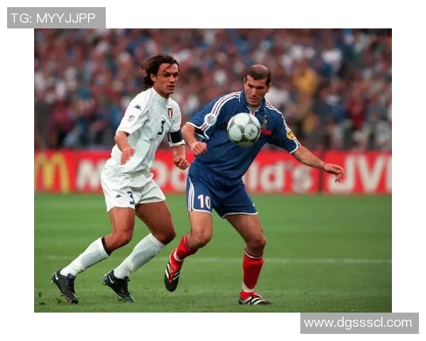 历史上十大传奇足球后卫球星及其辉煌职业生涯回顾 历史上十大传奇足球后卫球星及其辉煌职业生涯回顾